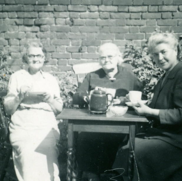 Lizzie and her daughters Ella and Ethel